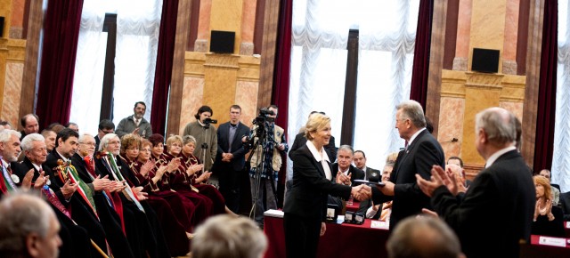 Gyorsabban, magasabbra, erősebben