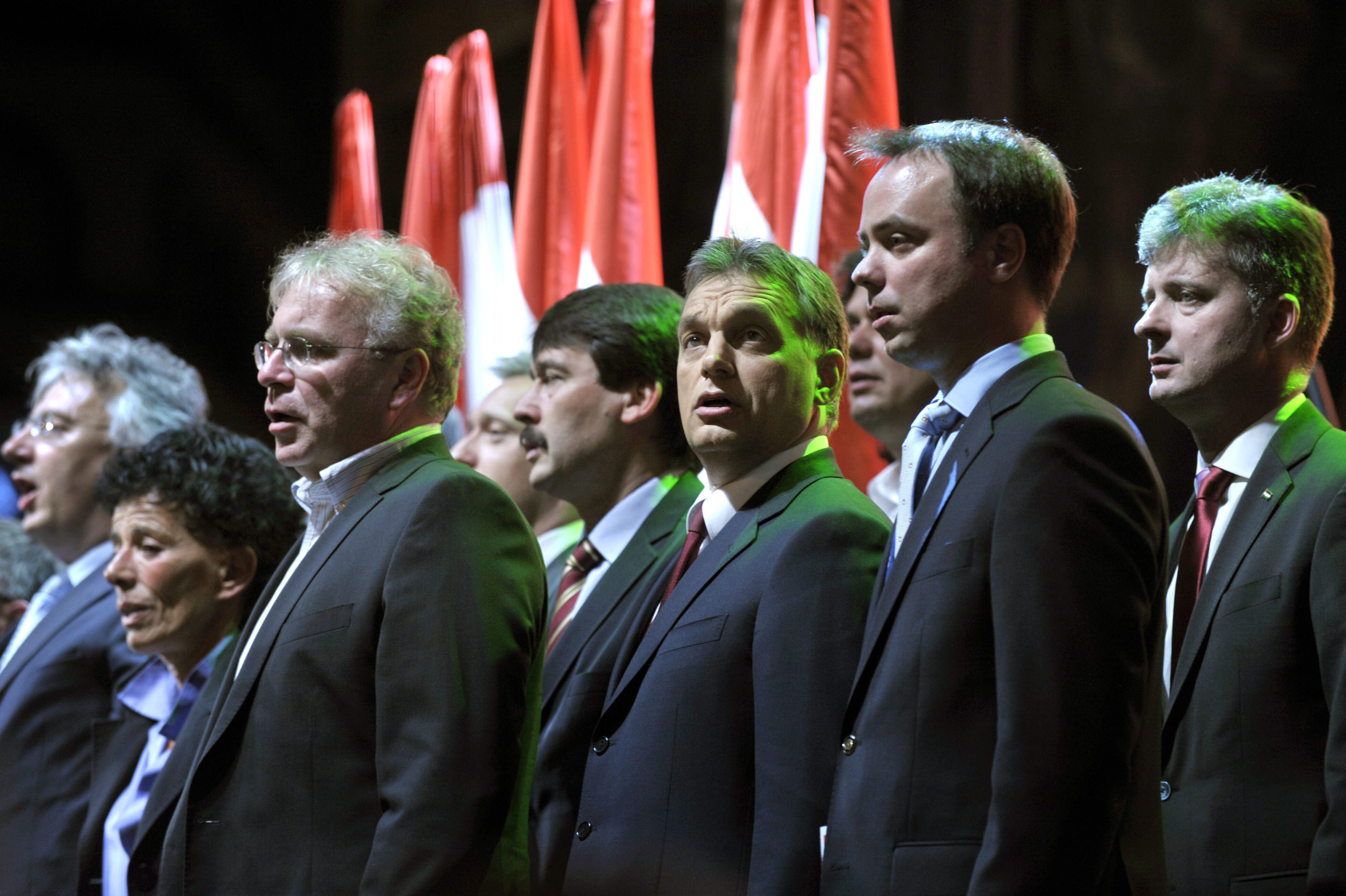 2010. a kétharmados győzelem éjszakáján a Himnuszt énekeljük