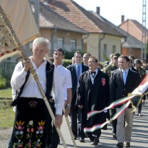 Hősök emlékművét avattak Szihalmon Hősök emlékművét avattak Szihalmon