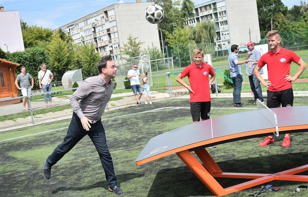 Teqball asztal a Felsővárosban: Egerben mindenki lehet focisztár!
