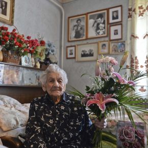 Virággal köszöntötték a 104 éves Zsófi nénit Virággal köszöntötték a 104 éves Zsófi nénit