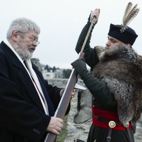 Szőcs Géza költő díszlövése az egri várból Szőcs Géza költő díszlövése az egri várból