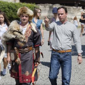 Világbajnok íjász lő az egri várból a Dobó térre Világbajnok íjász lő az egri várból a Dobó térre