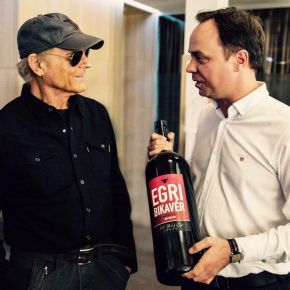 Egri Bikavért és meghívást kapott Terence Hill Egri Bikavért és meghívást kapott Terence Hill