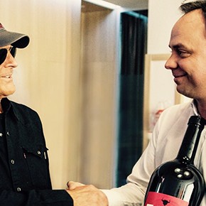 Egri Bikavért és meghívást kapott Terence Hill Egri Bikavért és meghívást kapott Terence Hill
