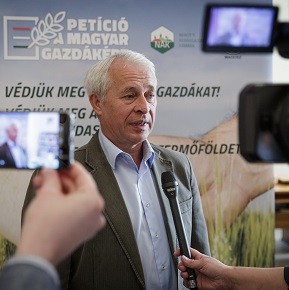Megvédjük a magyar földet és a gazdákat! Megvédjük a magyar földet és a gazdákat!